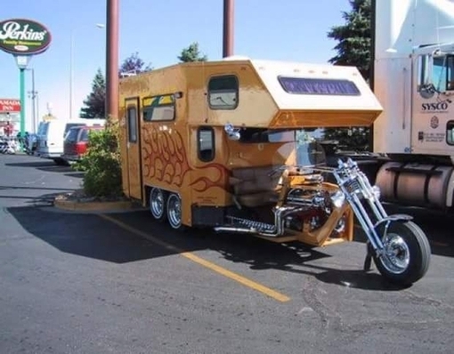 moto con camper on the road